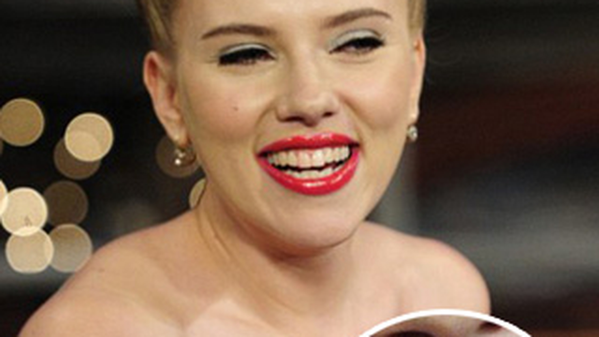 Scarlett Johansson s-a facut de ras la TV. Vezi aici ce are vedeta pe dinti