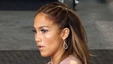 Gafa de proportii a lui Jennifer Lopez! S-a imbrăcat ca o adolescentă la 44 de ani, dar a dat in penibil!