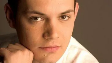 Un celebru cantaret din Romania s-a dezbracat pe Facebook. Vezi cum arata tolanit pe pat!