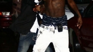 N'Doye a facut show in club! A dansat toata noaptea, inconjurat de romance