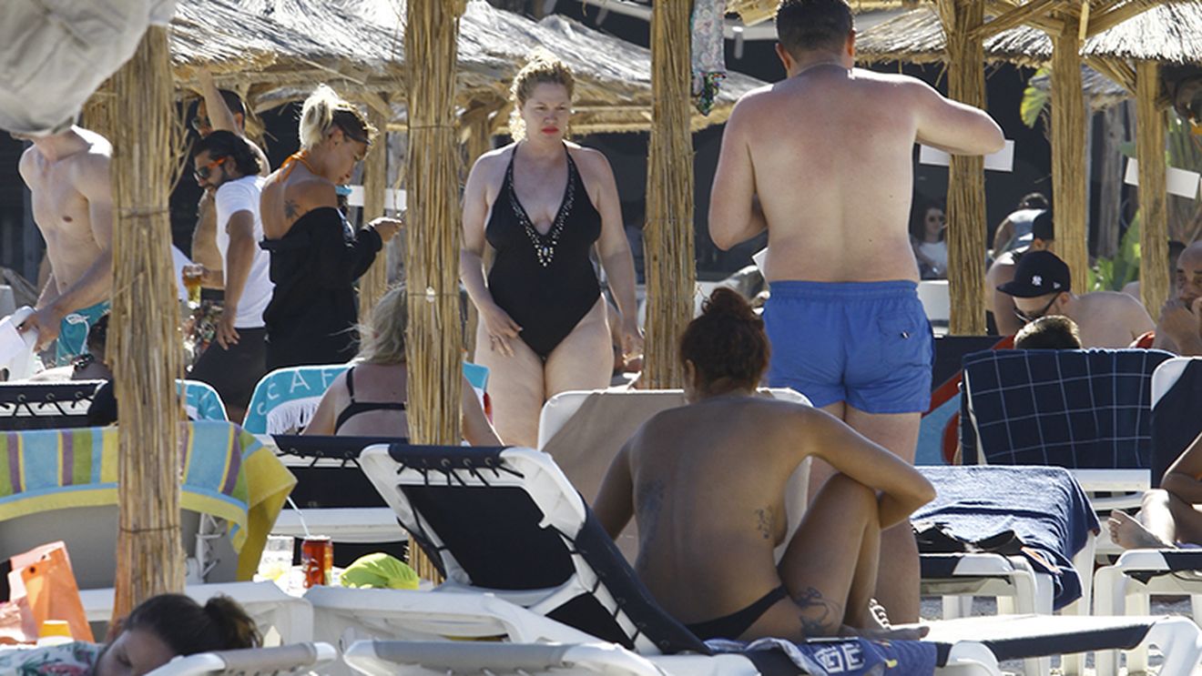 Oana Lis, la plajă. Cum a apărut soţia lui Viorel Lis: "Nici Guvernul nu munceşte azi!"