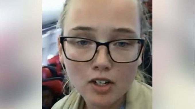 Protest inedit al unei studente suedeze, chiar la decolare! A evitat o deportare VIDEO