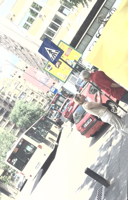 Văcăroiu dă sfaturi chiar pe stradă, unei necunoscute care l-a interpelat
