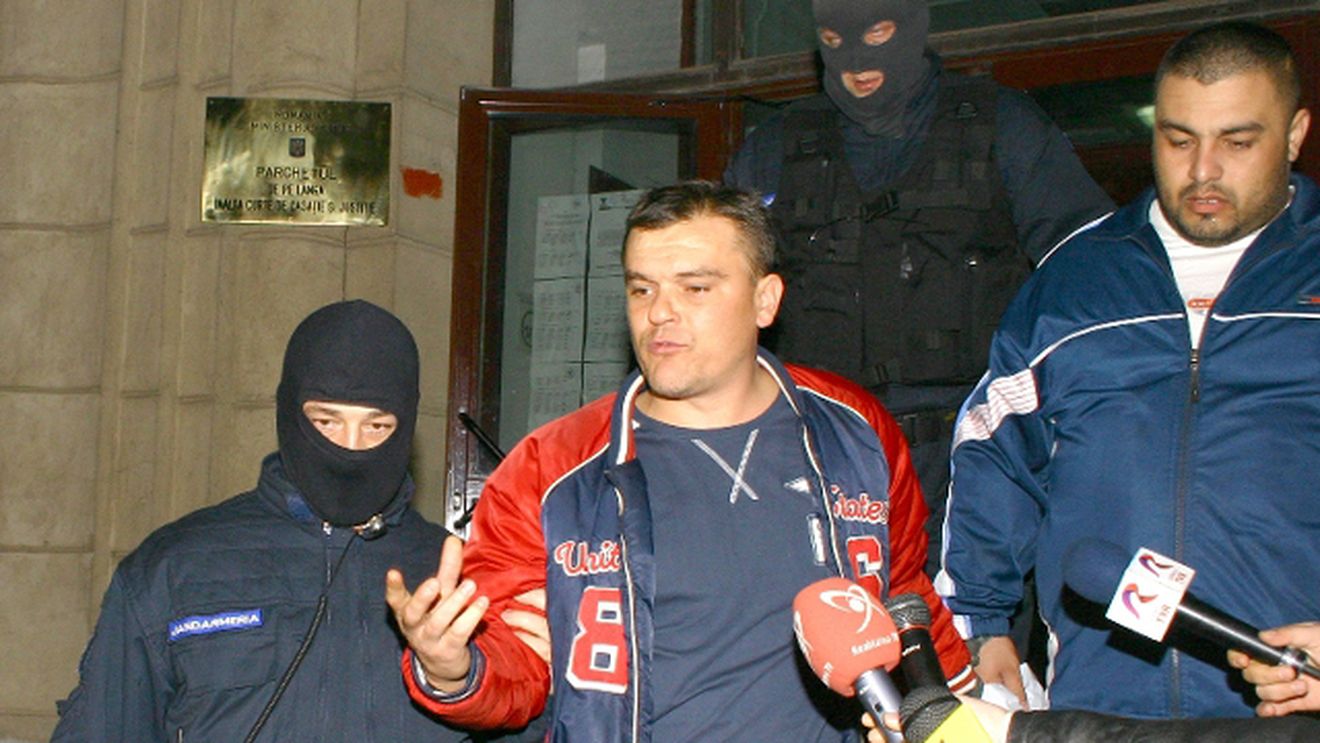 Ce a făcut fostul lider al galeriei steliste când a văzut mascaţii. Gheorghe Mustaţă, îngenuncheat după gratii