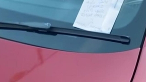 S-a întors la mașină și a avut parte de o surpriză! Biletul bizar, lăsat în parbriz, a lăsat-o mută de uimire