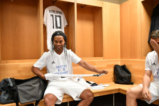 Ronaldinho se căsătorește: cu două femei! Nunta va fi în august. Sora fotbalistului nu va participa