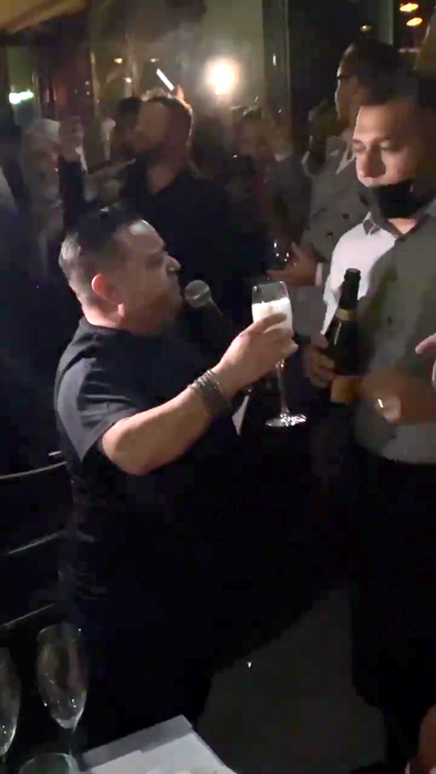 Adrian Minune, cu paharul de șampanie în mână