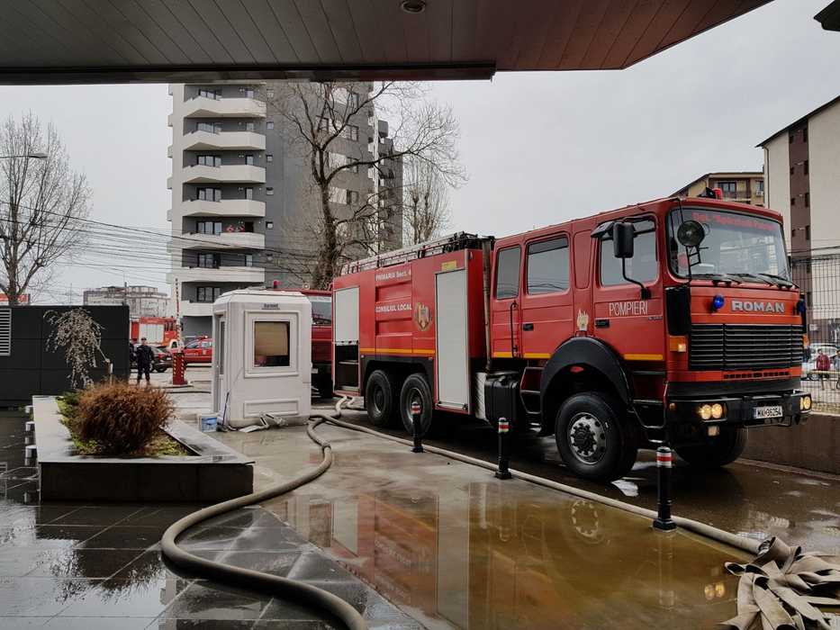 Incendiu la Monaco Tower din Berceni! Pompierii se luptă cu flăcările