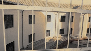 Detinutul de la Penitenciarul Craiova a renuntat la protest! El s-a urcat ieri pe cladirea institutiei