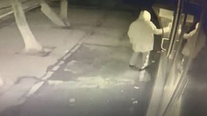 Colecție de infracțiuni, într-o noapte. A distrus mai multe mașini, a încercat să spargă o bancă și un bancomat. Apoi a jefuit un magazin. VIDEO