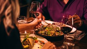 A vrut să-și impresioneze partenera de Valentine’s Day, dar a avut parte de o surpriză neplăcută. Când a venit nota de plată i-au dat lacrimile