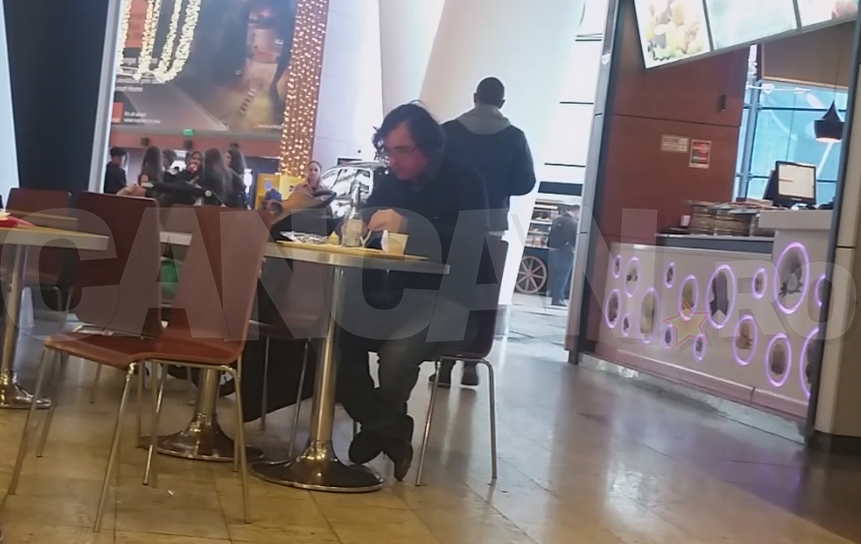 Cel mai în vogă scriitor român a luat prânzul la mall cu… gândurile lui + berea corespunzătoare!