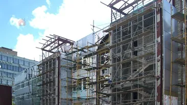 Șoc și groază la Sibiu! Un muncitor a căzut de la etajul 4