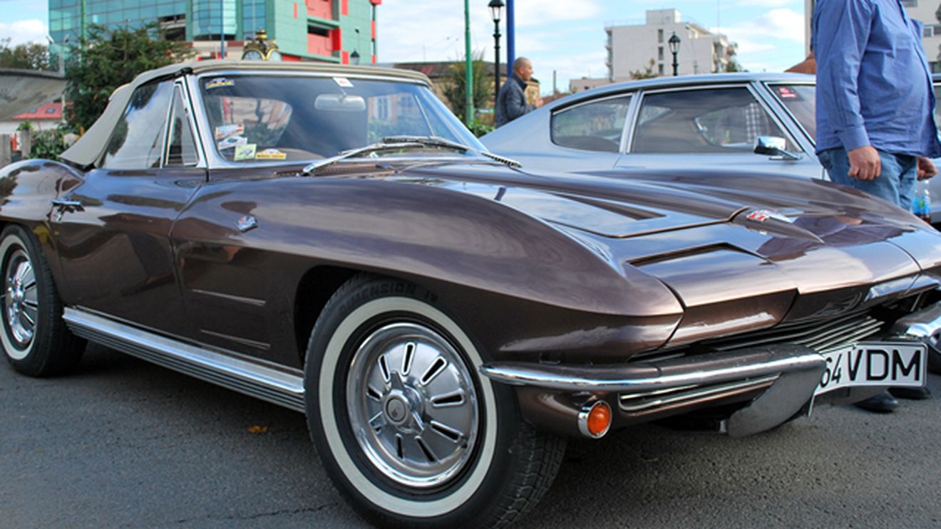 A inceput distractia de 1 mai! Romanii si-au scos automobilele la "Parada Masinilor de Epoca"