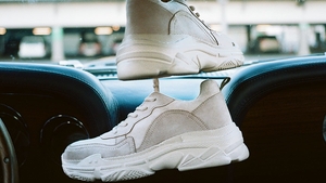 Stilul sportiv pentru bărbați cu sneakerși albi