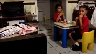 Două fetițe au fost filmate chiar în momentul în care au văzut o fantomă în bucătărie. Mama uneia dintre ele abia le-a putut liniști | VIDEO