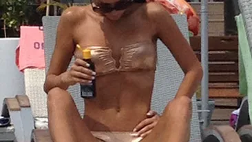 VEZI ce lucru total neobisnuit face Cruduta la plaja! Nu ti-ai fi imaginat-o asa niciodata