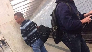 Un tânăr a urinat în stația de metrou, de față cu toată lumea! Cum au reacționat ceilalți călători