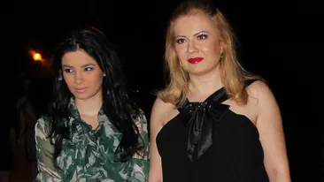 Au tati diferiti, dar au mostenit genele de la mama! Oana si Catinca Roman seamana din ce in ce mai mult!