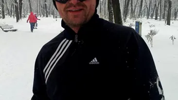 Ghici ce artist se ascunde sub ochelarii de schior! Are grija de silueta lui si pe zapada, echipat pe masura!