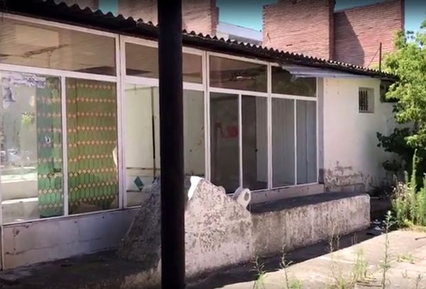 După ce vei vedea asta, nu vei mai mânca niciodată! Cum e pregătit, de fapt, porumbul fiert vândut pe plajele de lux din Mamaia