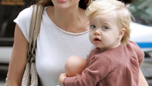 Angelina Jolie nu-si poate opri fiica sa se imbrace ca un baiat