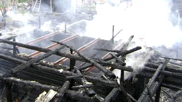 O pensiune din orasul valcean Brezoi a luat foc. Din fericire, nu au fost victime!