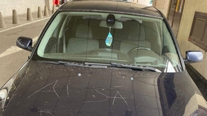 Ce mesaj a primit un șofer din Iași, zgâriat pe capota BMW-ului său: "Ai să.."
