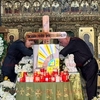 Părinții Victoriei, îngenuncheați de durere lângă sicriu. Mihaela și Cazimir Ionescu au rămas unul lângă celălalt la căpătâiul fiicei lor