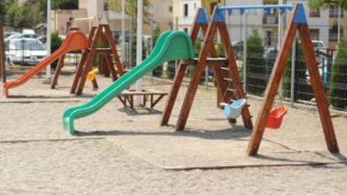 VIDEO SOCANT! Ce ii facea aceasta tanara mama copilului ei mort! Totul s-a intamplat in parc!