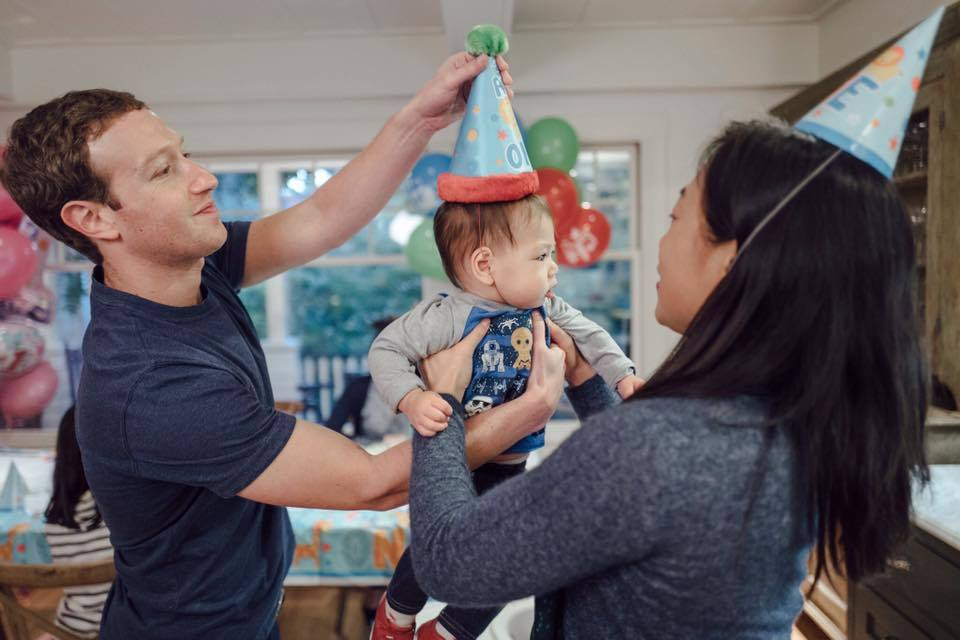 Mark Zuckerberg este din nou tătic! Soţia sa, Priscilla, a născut o fetiţă. Prima fotografie cu urmaşa fondatorului Facebook