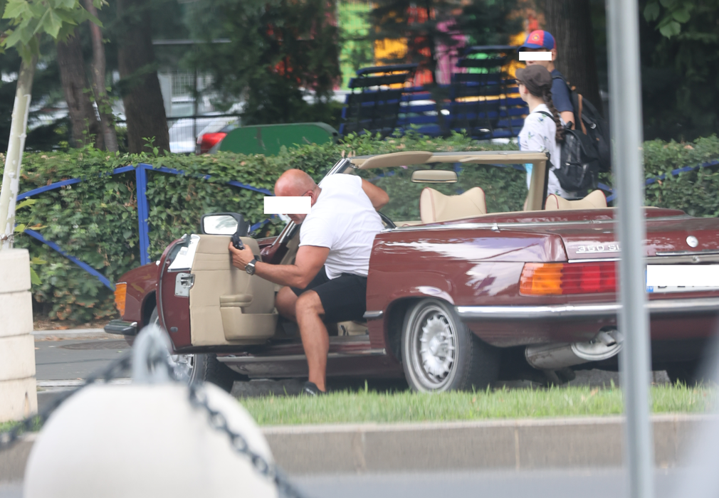 Coboară din mașină... (Foto: CANCAN.RO)