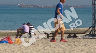 VIDEO Dementul litoralului 2012! El este omul cu care toti si-ar fi facut poze pentru Facebook la mare - Un nebun cu acte danseaza Lambada singur pe plaja