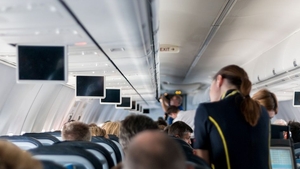 O stewardesă româncă a fost bătută și amenințată cu moartea de un pasager arab, într-un avion care zbura la Dubai