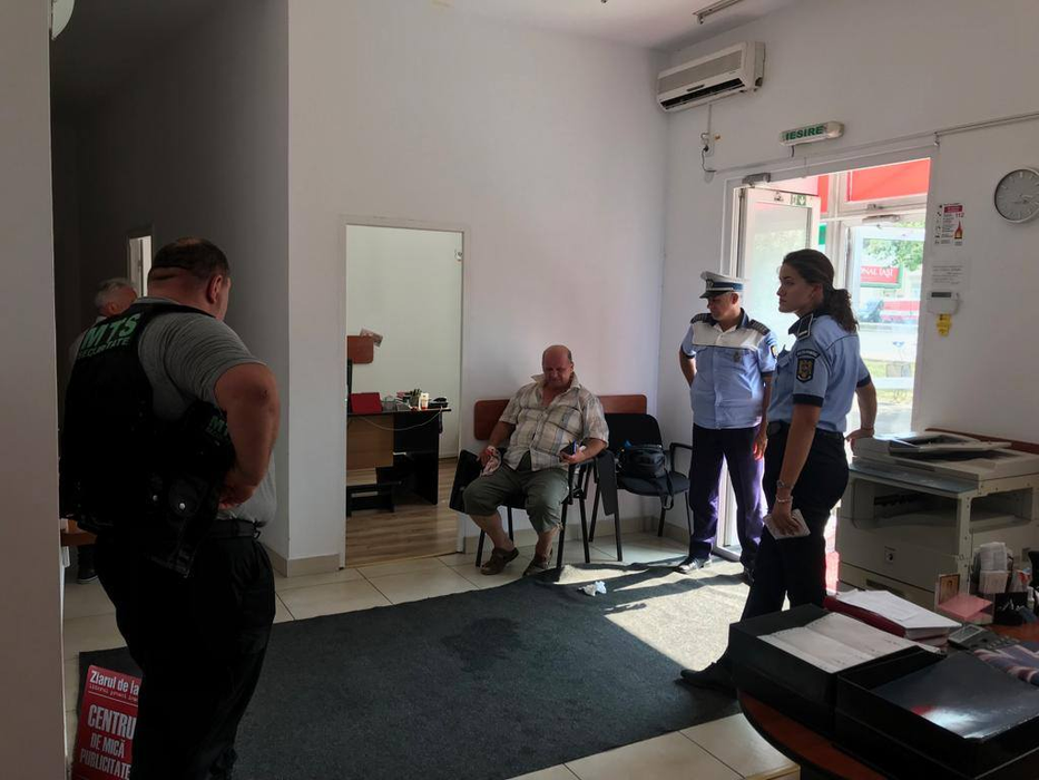 Bărbatul a avut nevoie de intervenția medicilor după ce a primit un jet de spray lacrimogen în față
