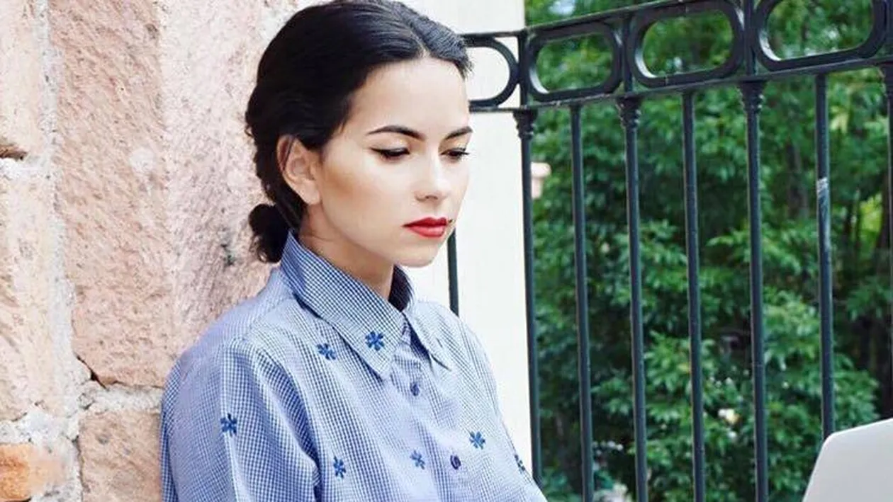 Roşie ca focul să îi surâdă norocul. Dacă o vezi aşa la plajă o să faci păcat privind-o. INNA, incredibil de sexy