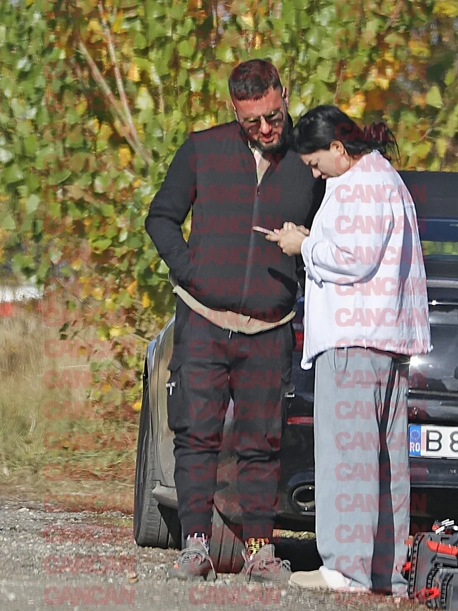 Claudia Iosif și Adrian Botezatu se uită pe telefon