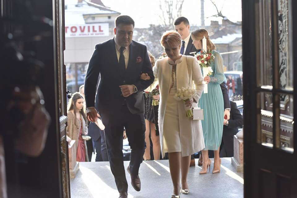 Primele imagini de la nunta Liei Olguța Vasilescu și a lui Claudiu Manda! Ce rochie a purtat mireasa în biserică