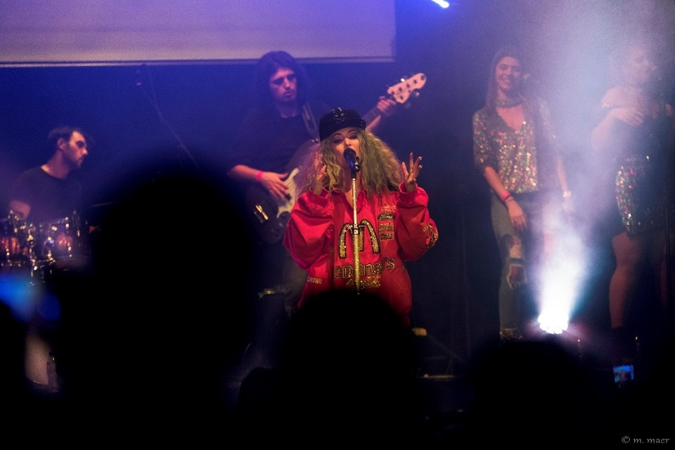 Delia, fotografiată alături de Regina Angliei în Londra. Artista, emoţii în timpul concertului, unde o tânără a fost cerută de soţie