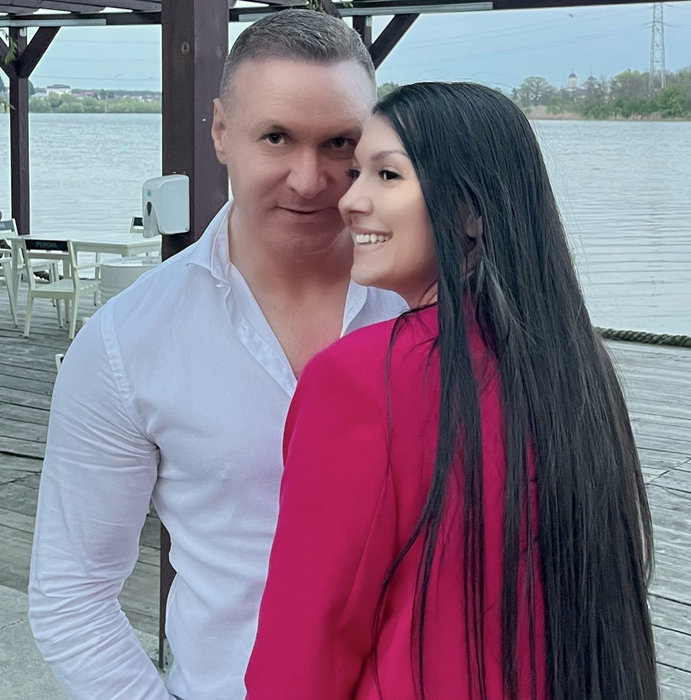 Alin Oprea, surpriză impresionantă pentru Medana cu ocazia aniversării a 2 ani de relație: “Un aranjament format din peste 1.500 de trandafiri”. Ce cadouri i-a pregătit bruneta | FOTO