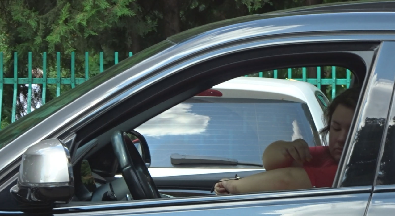 Dorian Popa s-a trezit cu mașina vandalizată, motiv pentru care a ajuns la Poliție