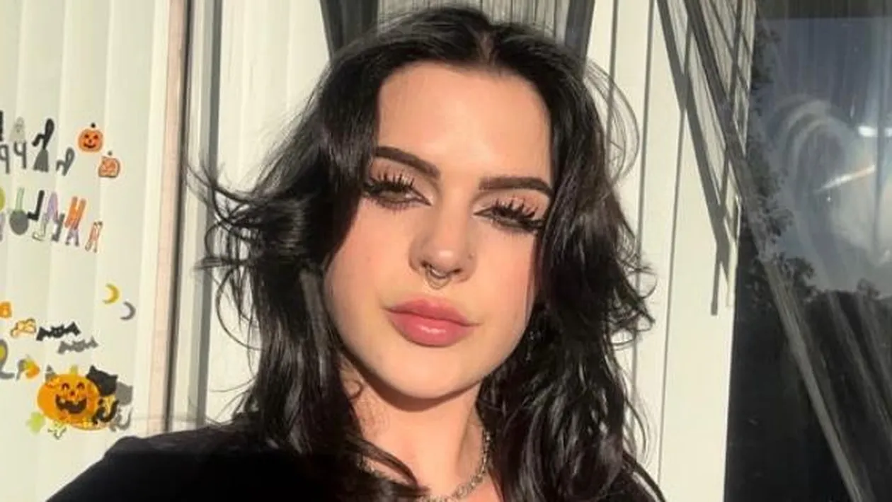 Motivul pentru care tânăra din imagine nu poate rezista mai mult de 3 ore într-o relaţie: ,,Sunt superbă, dar am fost singură toată viața mea!”