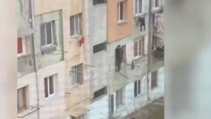Un bărbat din Tulcea a stat  atârnat de sârmele de rufe o noapte întreagă dintr-un motiv incredibil
