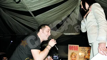 Un tanar misterios a terorizat-o pe Adelina pe scena