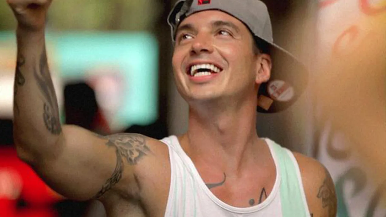 J Balvin, interpretul hit-ului Tranquila, topit dupa o bomba sexy de la noi. A sarutat-o si i-a zis ca vrea o noapte cu ea!