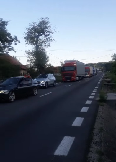 Neatenția îl putea costa viața pe un șofer din Argeș. Nu s-a asigurat și a fost izbit de un tir. A rămas încarcerat