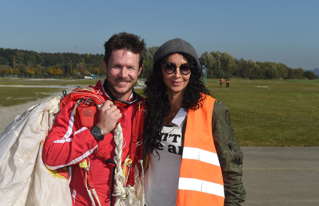 Felix Baumgartner și Mihaela pozează după ce Felix a sărit cu parașuta dintr-un zeppelin la Friedrichshafen, Germania, 16 octombrie 2016. Foto: Profimedia