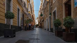 Mai mulți români, plătiți cu 5000 de euro să părăsească o clădire pe care o ocupaseră cu forța