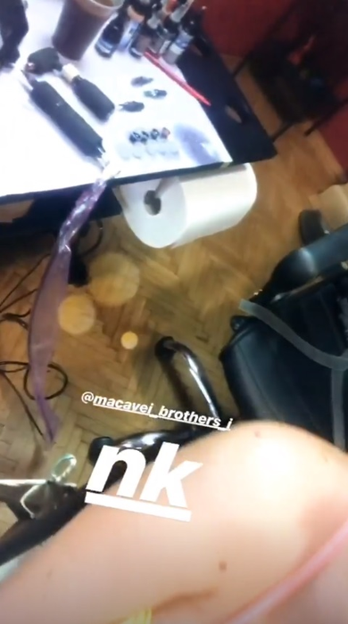 Și-a făcut un nou tatuaj. Misha s-a filmat în timp ce îi era înțepat trupul