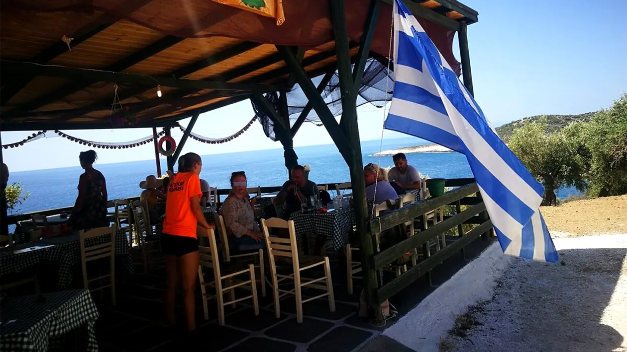 Un turist român a luat prânzul într-un restaurant din Grecia. Ce a primit din partea casei, la final, și cum a reacționat